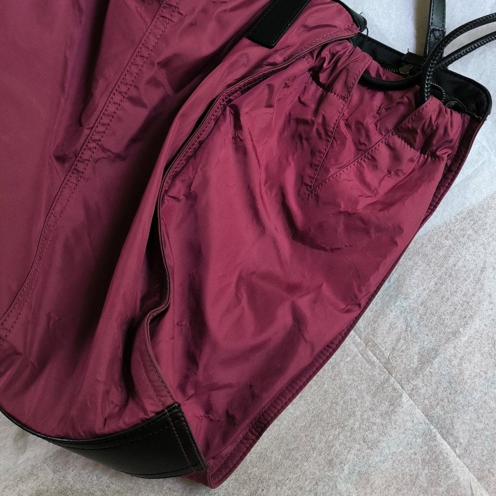 Burberry Buckleigh nylon tote bag with leather trim in dark red - Picture 8 of 15